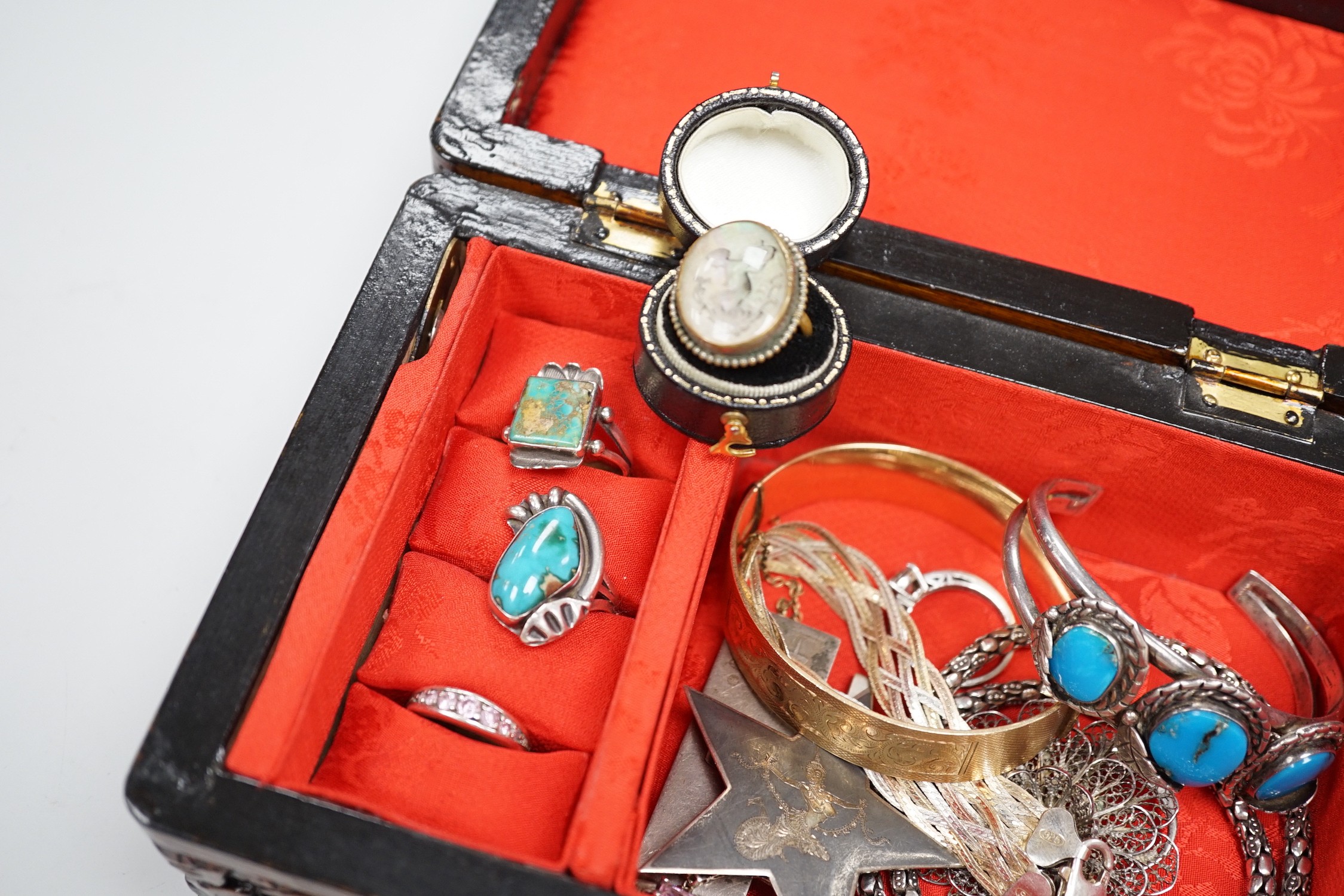 Mixed silver, 925 and costume jewellery.